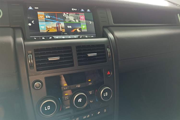 Used Land Rover Discovery Sport 2017 2.0T PURE Audio And AC Panel