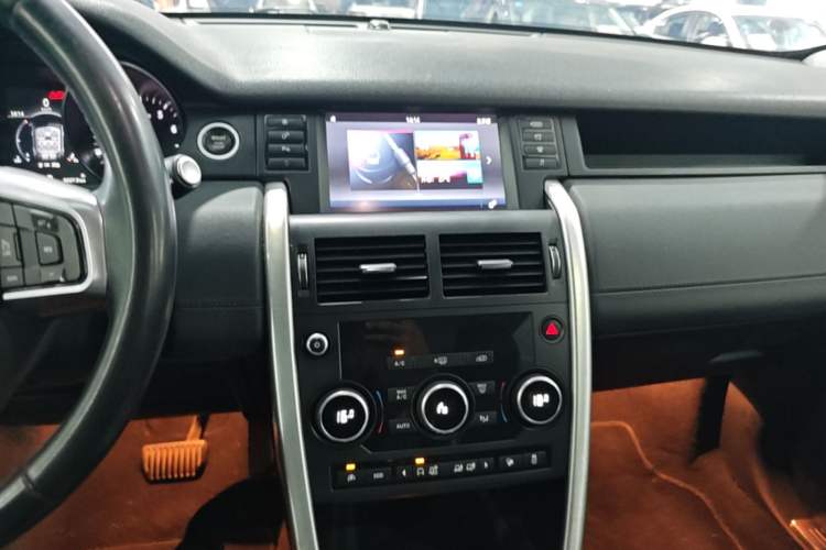 Used Land Rover Discovery Sport 2017 2.0T SE Audio And AC Panel