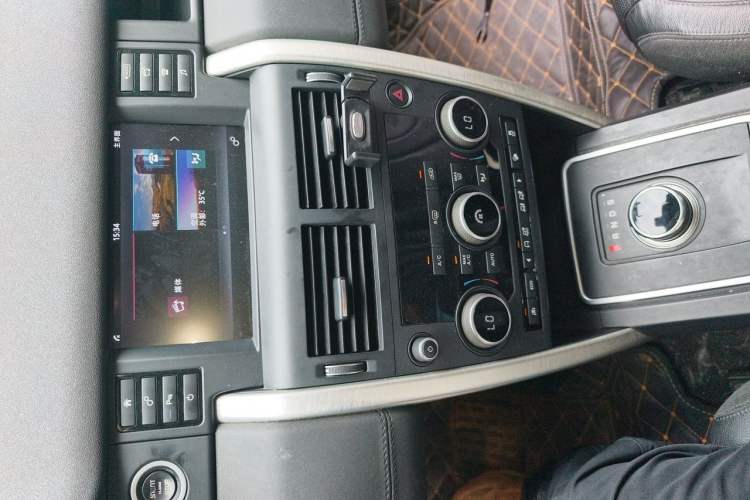 Used Land Rover Discovery Sport 2017 2.0T SE Audio And AC Panel