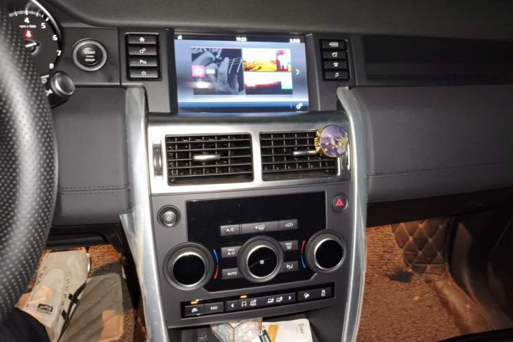 Used Land Rover Discovery Sport 2017 2.0T SE Audio And AC Panel