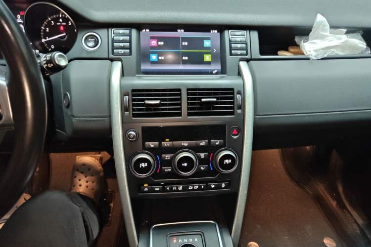Used Land Rover Discovery Sport 2017 2.0T HSE Audio And AC Panel