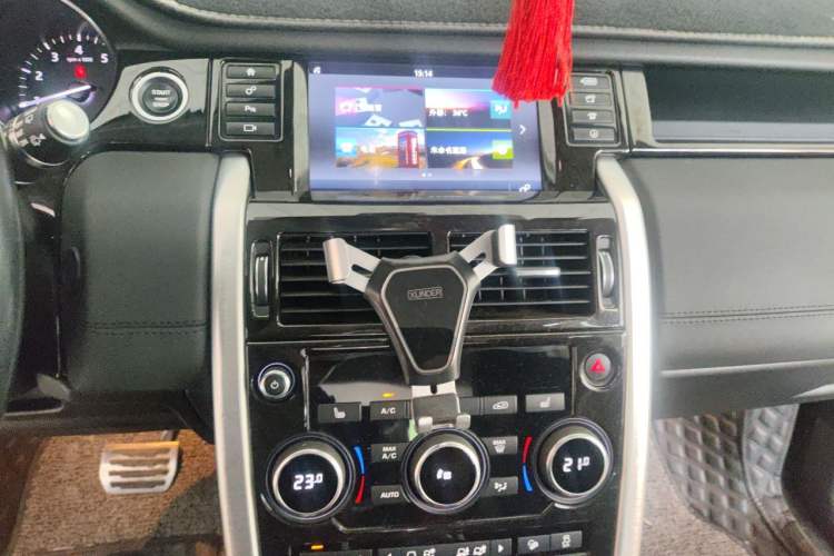 Used Land Rover Discovery Sport 2017 2.0T HSE Audio And AC Panel