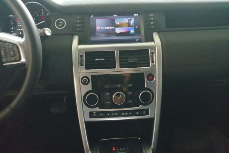 Used Land Rover Discovery Sport 2017 2.0T SE Audio And AC Panel
