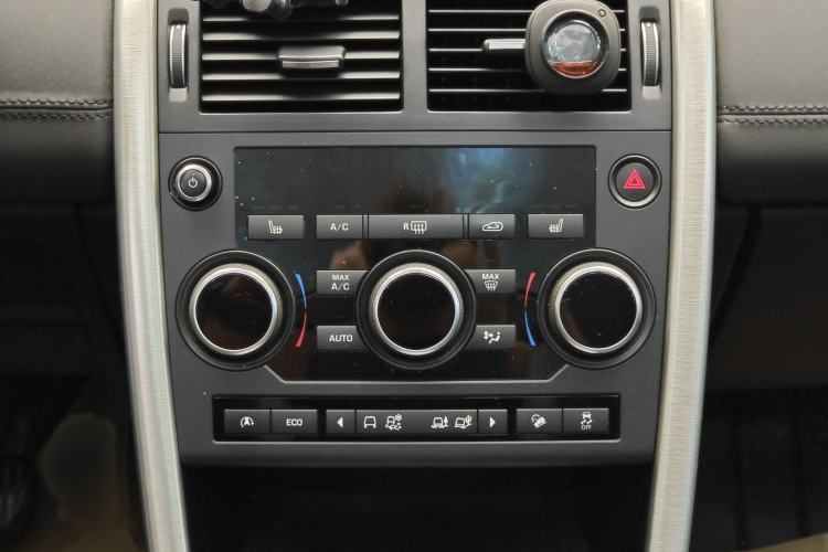 Used Land Rover Discovery Sport 2017 2.0T HSE Audio And AC Panel