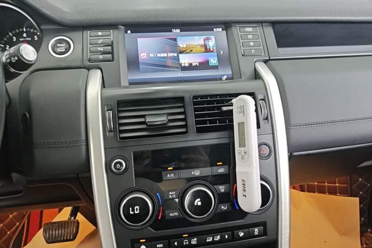 Used Land Rover Discovery Sport 2017 2.0T SE Audio And AC Panel