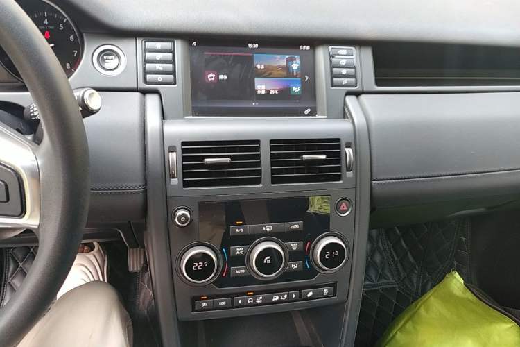 Used Land Rover Discovery Sport 2017 2.0T PURE Audio And AC Panel