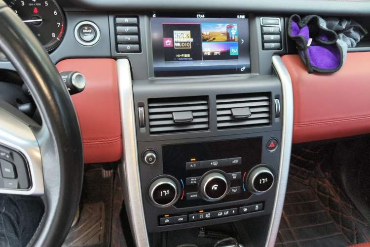 Used Land Rover Discovery Sport 2017 2.0T SE Audio And AC Panel