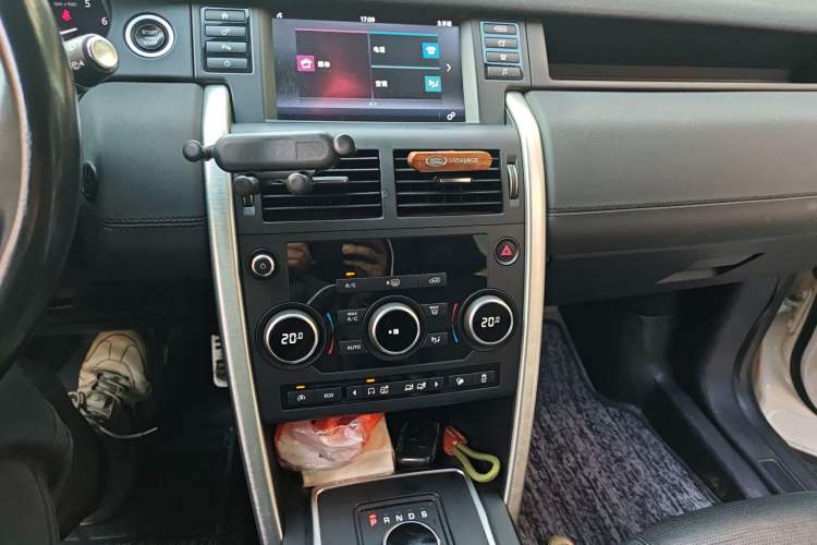 Used Land Rover Discovery Sport 2017 2.0T SE Audio And AC Panel