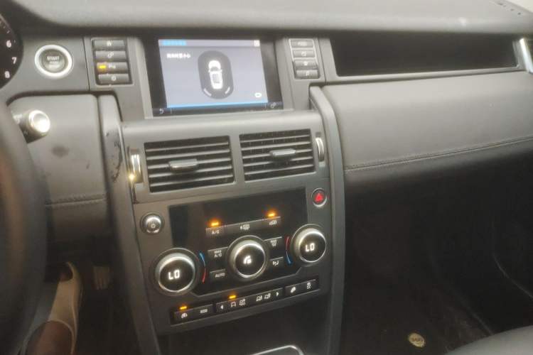 Used Land Rover Discovery Sport 2017 2.0T PURE Audio And AC Panel