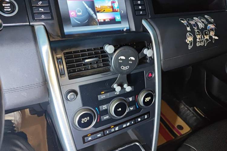 Used Land Rover Discovery Sport 2017 2.0T SE Audio And AC Panel