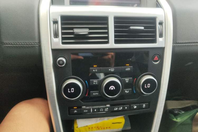 Used Land Rover Discovery Sport 2017 2.0T HSE Audio And AC Panel