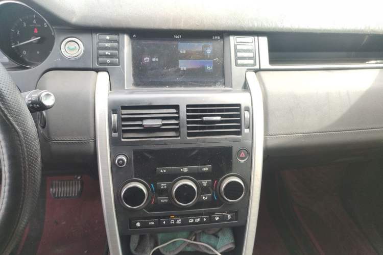 Used Land Rover Discovery Sport 2017 2.0T SE Audio And AC Panel