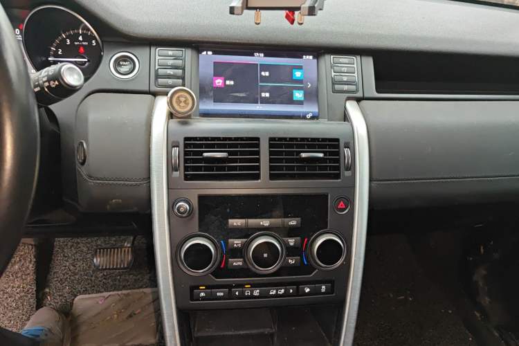Used Land Rover Discovery Sport 2017 2.0T SE Audio And AC Panel