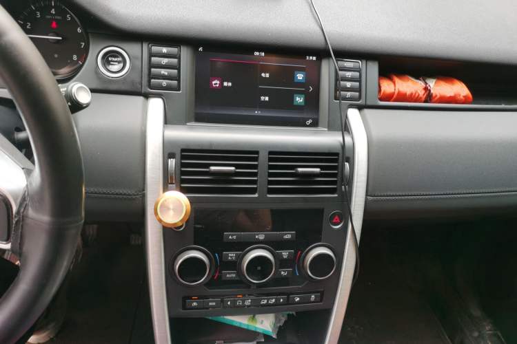 Used Land Rover Discovery Sport 2017 2.0T SE Audio And AC Panel