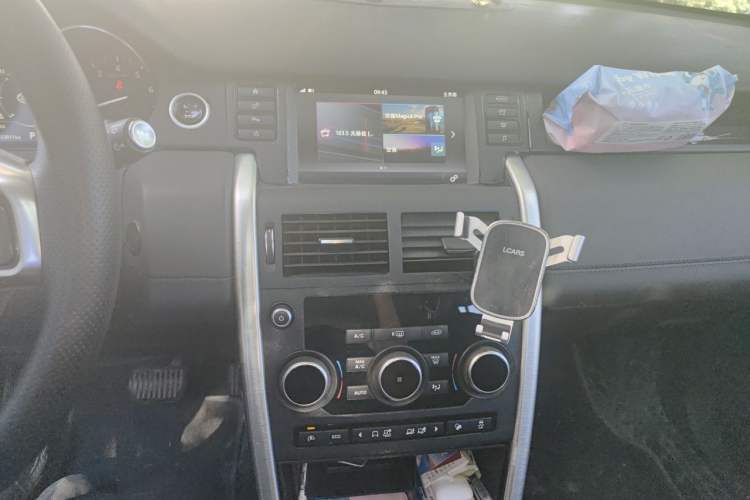 Used Land Rover Discovery Sport 2017 2.0T SE Audio And AC Panel