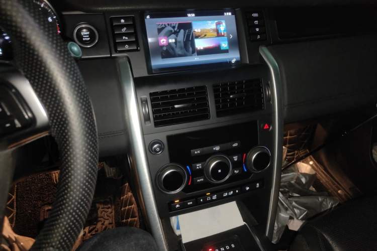 Used Land Rover Discovery Sport 2017 2.0T SE Audio And AC Panel