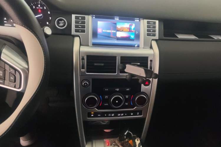 Used Land Rover Discovery Sport 2017 2.0T SE Audio And AC Panel