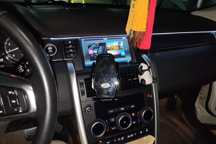 Used Land Rover Discovery Sport 2017 2.0T SE Audio And AC Panel