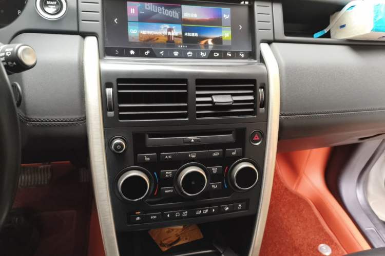 Used Land Rover Discovery Sport 2017 2.0T HSE LUXURY Audio And AC Panel