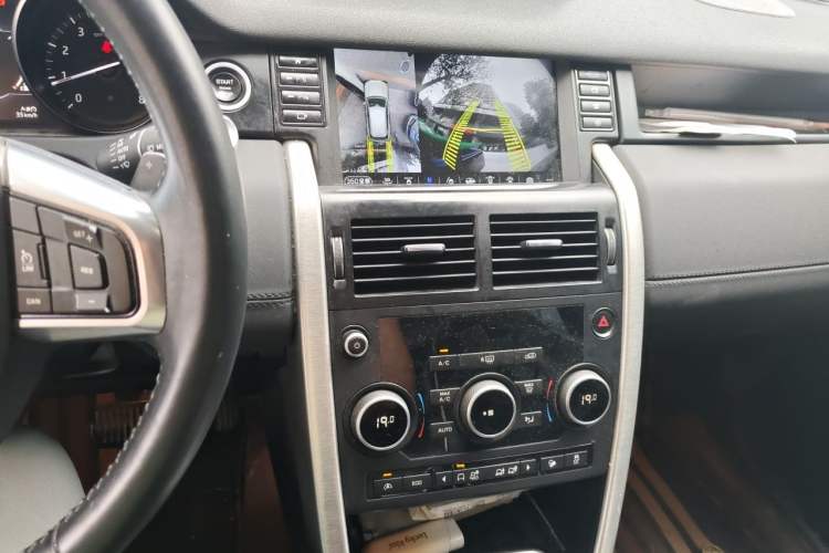 Used Land Rover Discovery Sport 2017 2.0T SE Audio And AC Panel