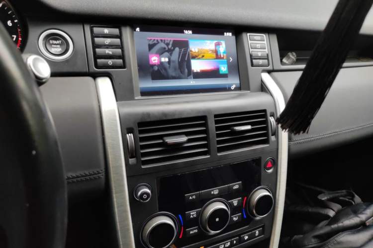 Used Land Rover Discovery Sport 2017 2.0T SE Audio And AC Panel