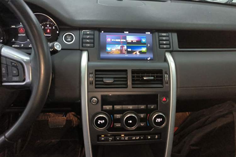 Used Land Rover Discovery Sport 2017 2.0T HSE Audio And AC Panel