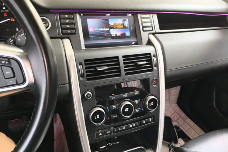 Used Land Rover Discovery Sport 2017 2.0T SE Audio And AC Panel