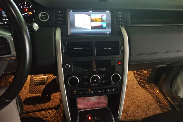 Used Land Rover Discovery Sport 2017 2.0T SE Audio And AC Panel