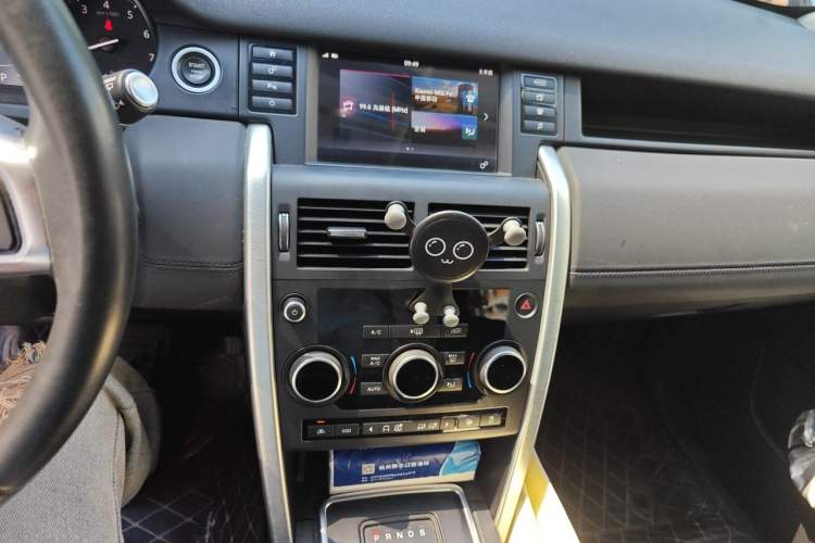 Used Land Rover Discovery Sport 2017 2.0T SE Audio And AC Panel