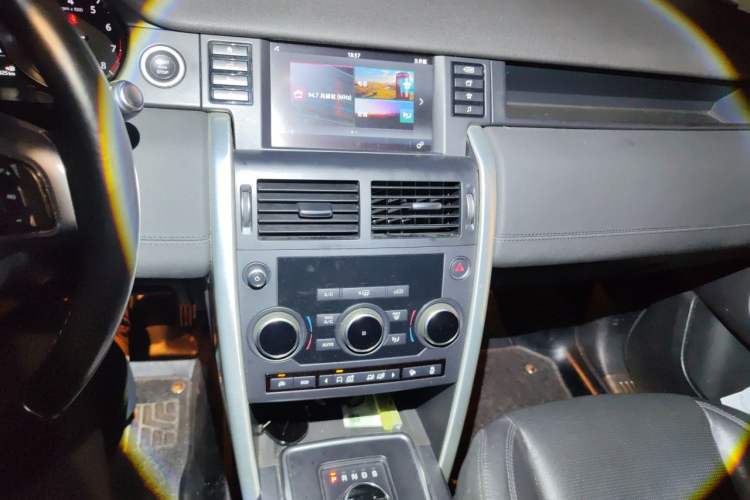 Used Land Rover Discovery Sport 2017 2.0T SE Audio And AC Panel