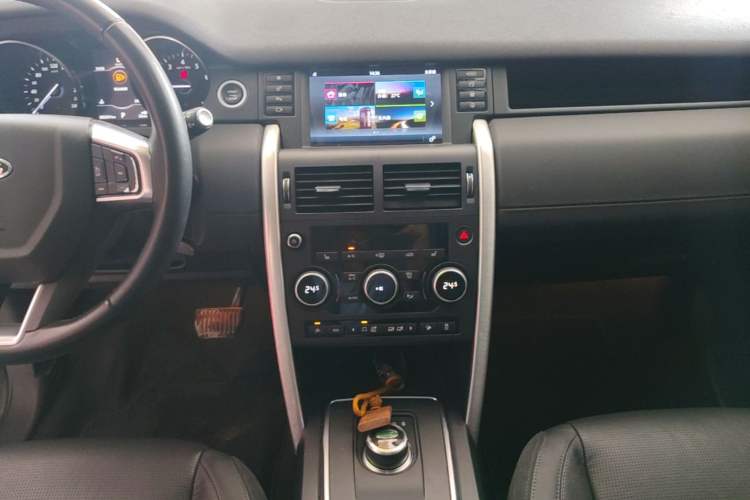 Used Land Rover Discovery Sport 2017 2.0T HSE Audio And AC Panel