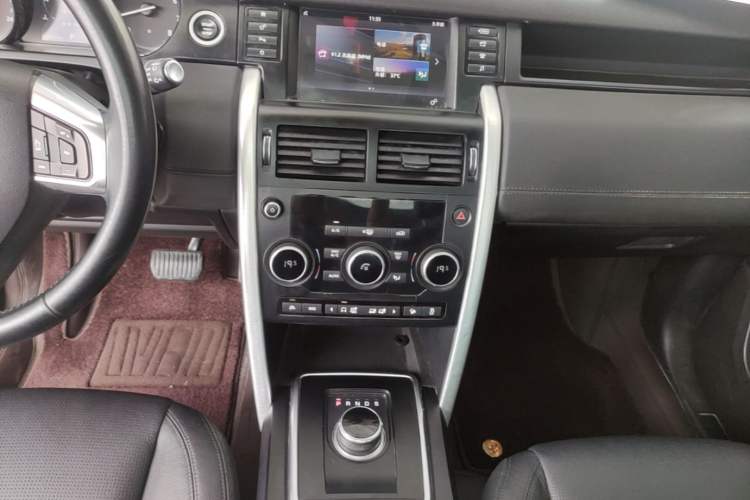 Used Land Rover Discovery Sport 2017 2.0T SE Audio And AC Panel