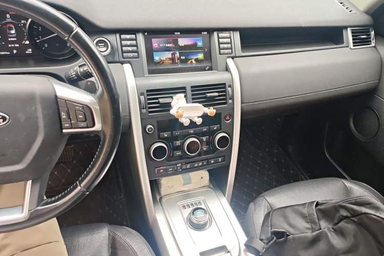 Used Land Rover Discovery Sport 2017 2.0T HSE Audio And AC Panel