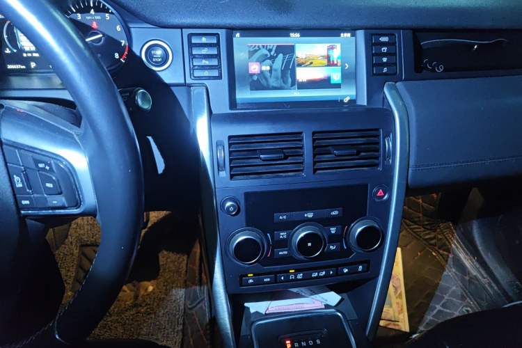 Used Land Rover Discovery Sport 2017 2.0T SE Audio And AC Panel
