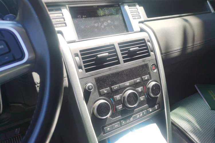 Used Land Rover Discovery Sport 2017 2.0T HSE Audio And AC Panel