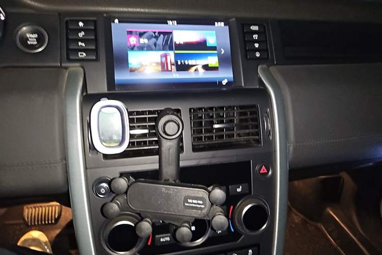Used Land Rover Discovery Sport 2017 2.0T HSE Audio And AC Panel