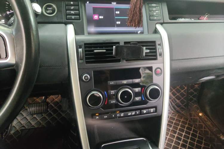 Used Land Rover Discovery Sport 2017 2.0T SE Audio And AC Panel