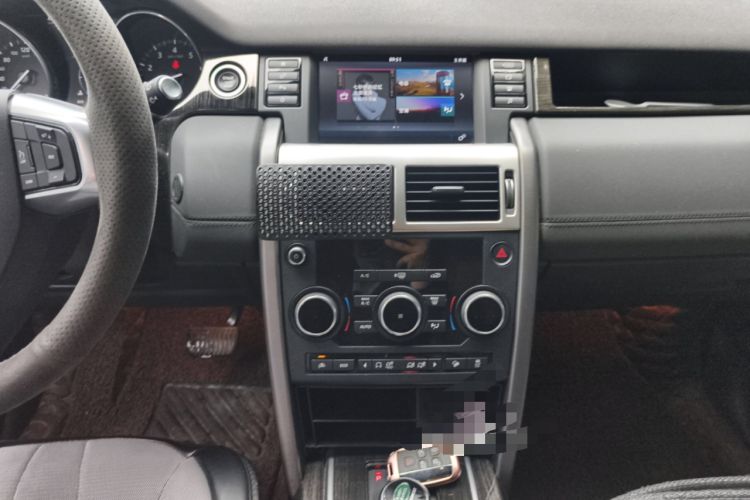 Used Land Rover Discovery Sport 2017 2.0T HSE Audio And AC Panel