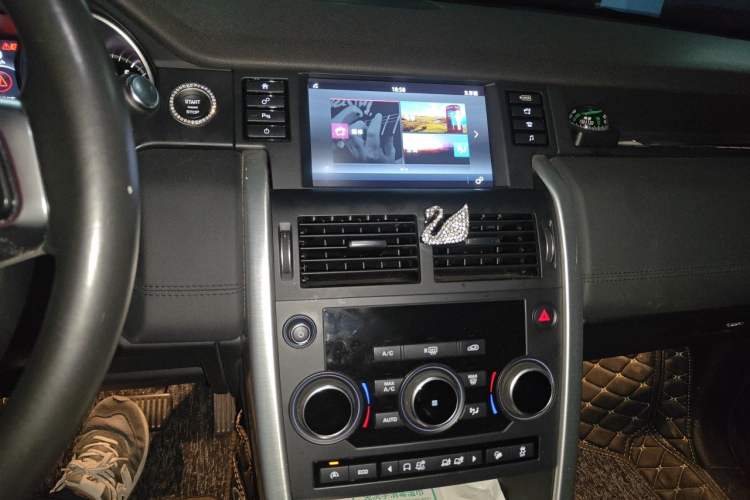 Used Land Rover Discovery Sport 2017 2.0T SE Audio And AC Panel