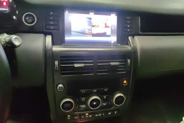 Used Land Rover Discovery Sport 2017 2.0T PURE Audio And AC Panel