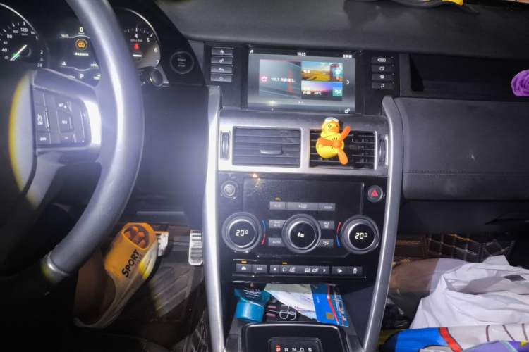 Used Land Rover Discovery Sport 2017 2.0T SE Audio And AC Panel