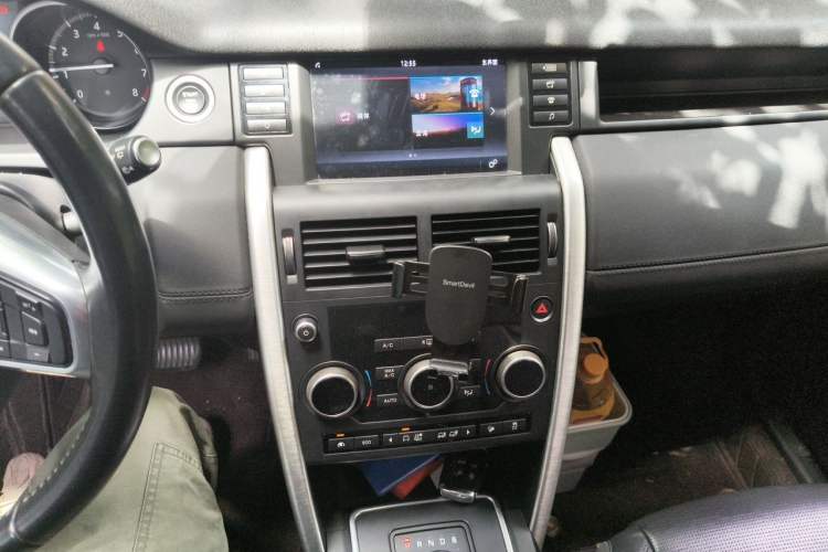 Used Land Rover Discovery Sport 2017 2.0T SE Audio And AC Panel