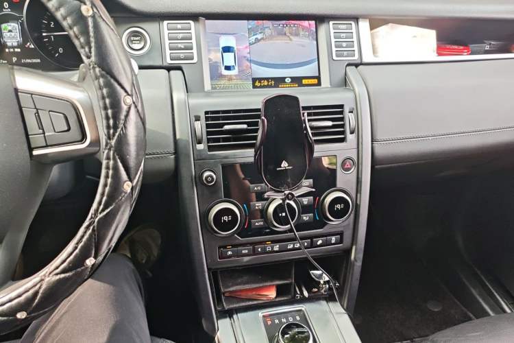 Used Land Rover Discovery Sport 2017 2.0T PURE Audio And AC Panel