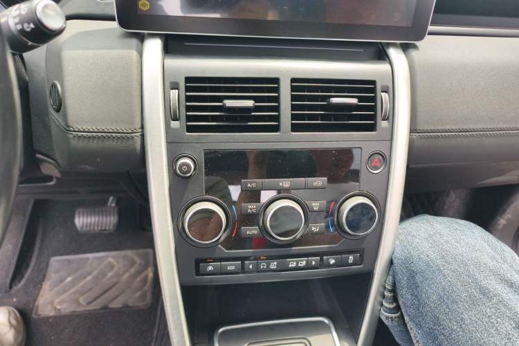 Used Land Rover Discovery Sport 2017 2.0T SE Audio And AC Panel