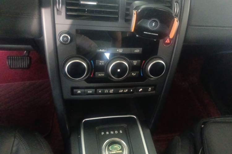 Used Land Rover Discovery Sport 2017 2.0T PURE Audio And AC Panel