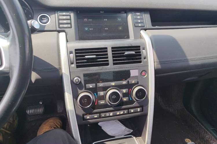 Used Land Rover Discovery Sport 2017 2.0T HSE Audio And AC Panel