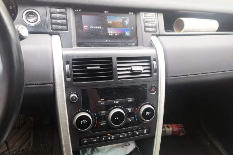 Used Land Rover Discovery Sport 2017 2.0T SE Audio And AC Panel
