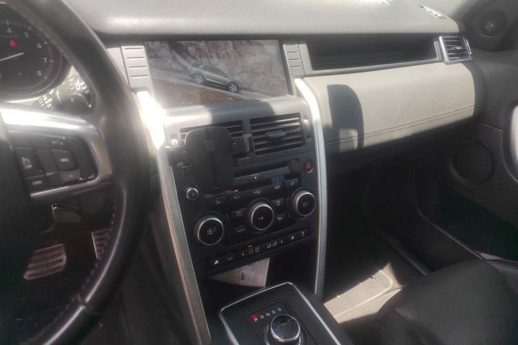 Used Land Rover Discovery Sport 2017 2.0T HSE Audio And AC Panel