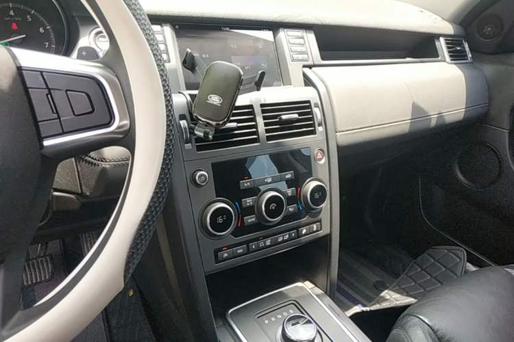 Used Land Rover Discovery Sport 2017 2.0T PURE Audio And AC Panel