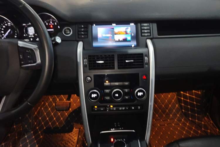 Used Land Rover Discovery Sport 2017 2.0T SE Audio And AC Panel